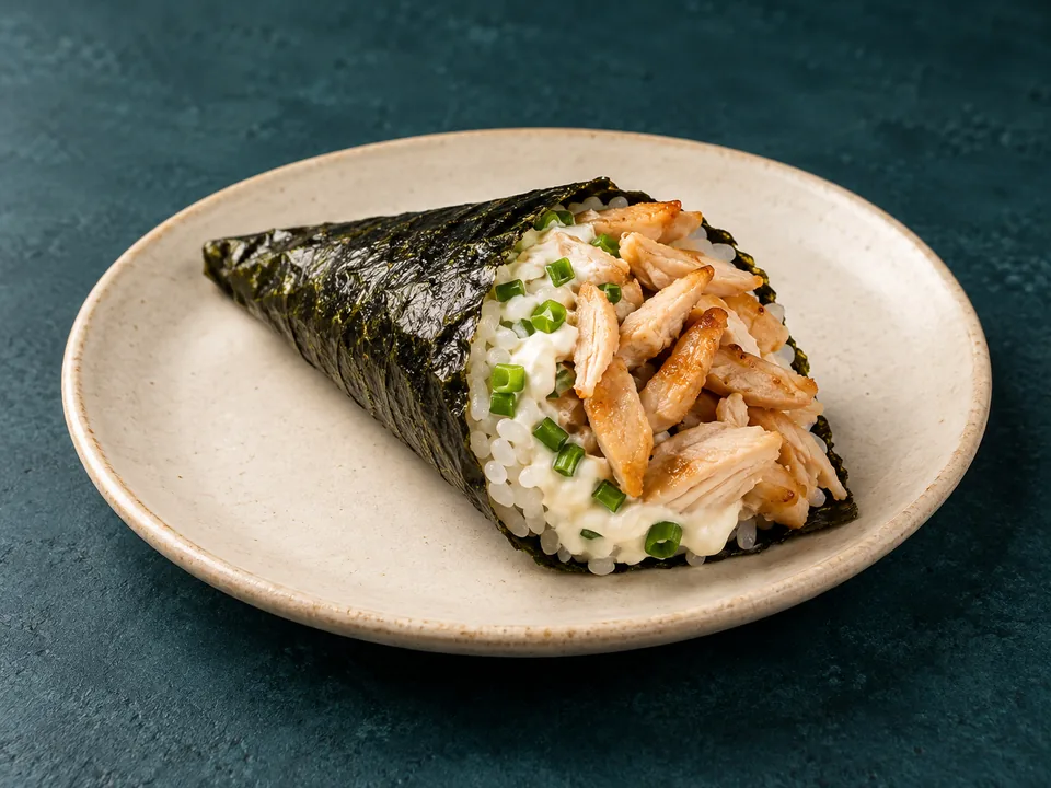 Imagen ilustrativa de Handroll de pollo, kanikama o champiñones. Ejemplo: Ingrediente: Pollo