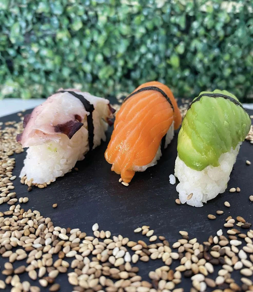 Niguiris en la fotografía de categoría de la carta Saru Sushi