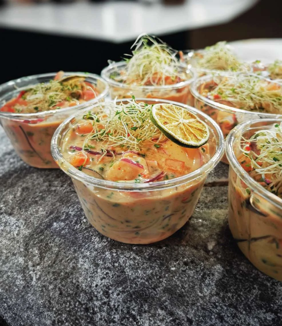Ceviches en la fotografía de categoría de la carta Saru Sushi
